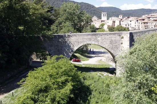 Filming takes place by Besalú's medieval bridge (Lourdes Casademont/ACN)